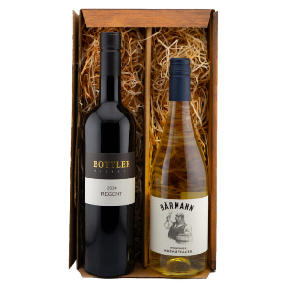 Ein Rotwein und ein Weißwein liegen in einem Geschenkkarton